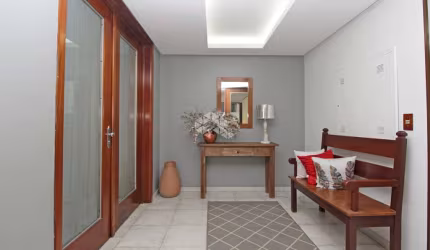Baixou o valor. MOINHOS DE VENTO apartamento 3 dormitórios com depedencia. 1 vaga coberta. Elevador.