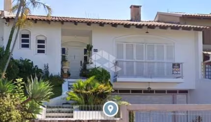 Casa com 03 dormitórios e grande piscina