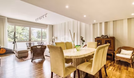 Excelente e amplo apartamento com 195m² privativos, sendo 3 dormitórios, suíte, lavabo, sacada, living 3 ambientes, muito sol, vaga no bairro Moinhos
