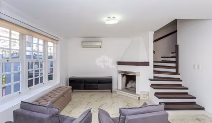 Casa semimobiliada com 187m², 3 dormitórios (sendo 2 suítes) e 2 vagas de garagem no bairro Chácara das Pedras.