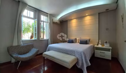 Casa com 5 dormitórios, suíte master, piscina,quiosque,pátio,garagem. Poss. de Financiamento, FGTS. Próximo da Feevale, Hospital Regina, Centro de NH