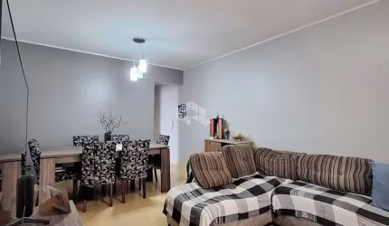 Amplo apartamento de 2 quartos, 1 banheiro, 1 vaga de garagem coberta, sacada