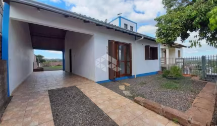 Casa com 2 dormitórios, sendo uma suíte, 1 banheiro social, garagem coberta para um automóvel, aceita financiamento bancário e FGTS.