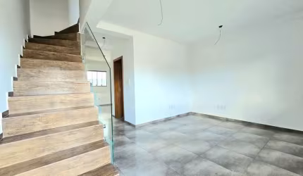 Casa sobrado nova de 2 dormitórios, 2 vagas de garagem, amplo pátio lateral medindo 100m2,  bairro Bela Vista, Estância Velha