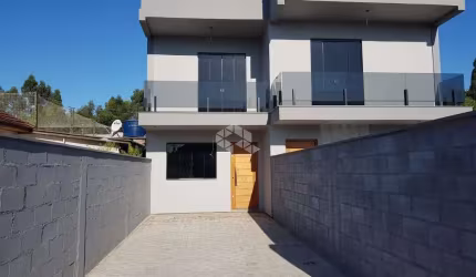 Casa sobrado nova de 2 dormitórios, 2 vagas de garagem, amplo pátio lateral medindo 100m2,  bairro Bela Vista, Estância Velha