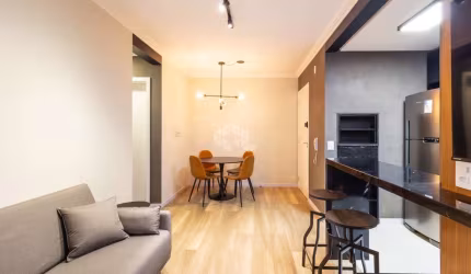 Apartamento mobiliado, 2 dormitórios, 1 suíte, churrasqueira, elevador, 2 vagas cobertas. Bairro Centro de Novo Hamburgo.