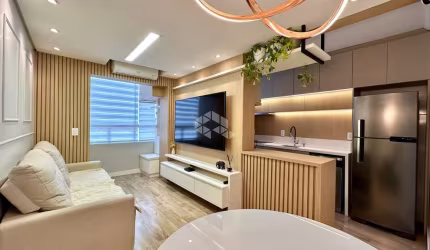 Apartamento 2 dormitórios, sala, mobiliado, cozinha americana, 1 vaga, elevador, piscina, escritório, sacada com churrasqueira. No Bairro Vila Rosa