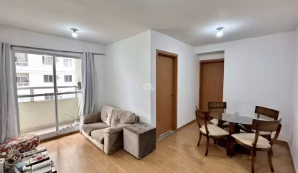 Apartamento de um dormitório, semi-mobiliado, sacada com churrasqueira, uma vaga de garagem. Aceita financiamento. FGTS.