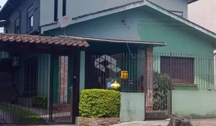 Casa com 6 dormitórios, 1 suite master, 4 banheiros, 5 vagas. Bairro Rio Branco em Novo Hamburgo. Aceita financiamento bancário.