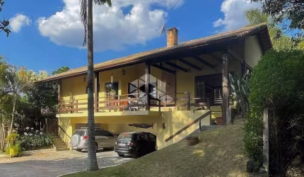 Ótima casa rústica com muita natureza, em excelente localização