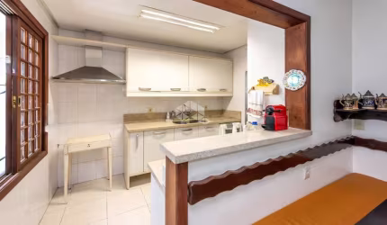 Casa térrea de 280m2 com 4 quartos, 02 suítes no Bairro Três Figueiras próximo ao Iguatemi.