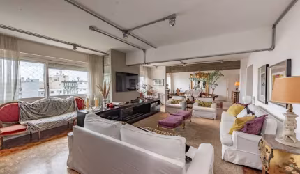 Apartamento de 248m2 com vista para o Guaíba em prédio clássico da capital.