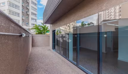 2 Salas comerciais com 4 vagas e terraço .