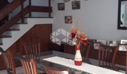 CASA/SOBRADO, 4 QUARTOS, GARAGEM PARA 3 CARROS, LALEIRA, CHURASQUEIRA, HIDROMASSAGEM.