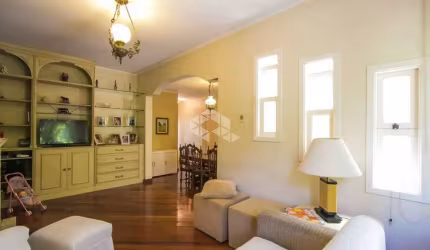 Casa Sobrado no  bairro Petrópolis em Porto Alegre.