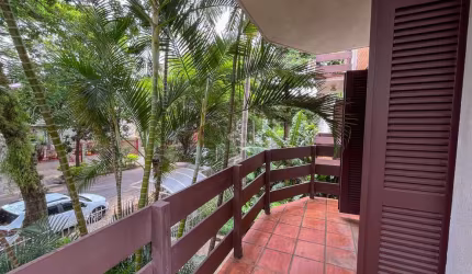 Apartamento 3 quartos, 1 suíte, com sacada e banheira. Contendo 129,70m² privativos, no bairro Petrópolis em Porto Alegre