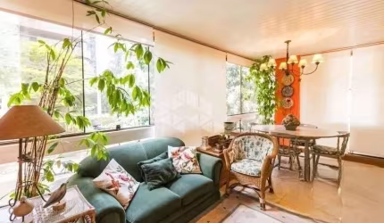 Apartamento 3 quartos, suíte e 2 vagas em bairro Petrópolis.