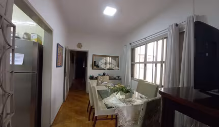 More no bairro São Geraldo em Porto Alegre em casa ampla e área verde