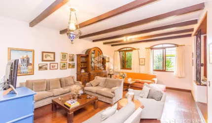 Casa com 230m² de área privativa.
