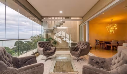 Cobertura de 320m², 3 suítes, 4 vagas, churrasqueira, dependência de empregada, piscina privativa, lareira.