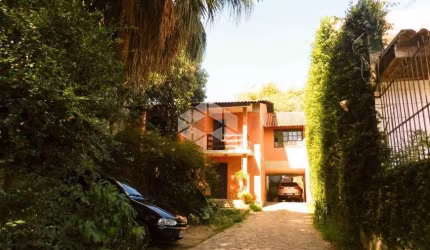 Casa com 360m² com 05 dormitórios e 06 vagas de garagem no bairro Jardim Botânico