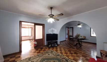 Casa com 04 dormitórios e cobertura no Partenon