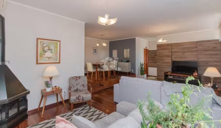 ENCANTADORA CASA EM RUA TRANQUILA!