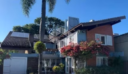 Bem-vindo à sua residência de sonho, um refúgio de elegância e conforto situado em uma propriedade de 700m².