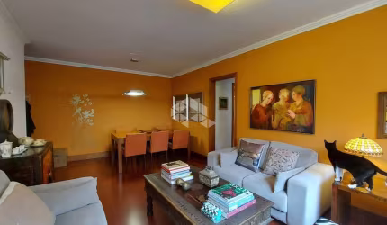 Apartamento com 3 quartos, 2 vagas, 2 banheiros sociais, cozinha montada.