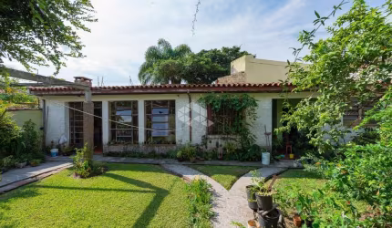 Casa de 316m2, em terreno de 16x36, no piso térreo, living em 2 ambientes com lareira