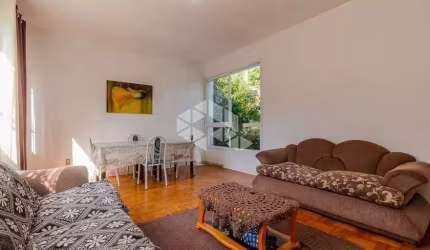 Casa, no andar térreo, living, 3 dormitórios, sendo uma suíte, banheiro social com hidromassagem