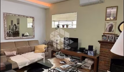 Casa de veraneio, plana, espaçoso living com lareira, 1 dormitório, banheiro social, cozinha.