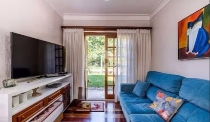 Casa de 149m2, com jardim, hall de entrada, living em piso de madeira
