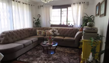 EXCELENTE CASA 4 DORMITORIOS, NO BAIRRO CRISTAL
