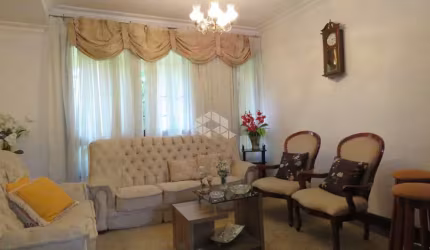 EXCELENTE CASA 4 DORMITORIOS, NO BAIRRO CRISTAL
