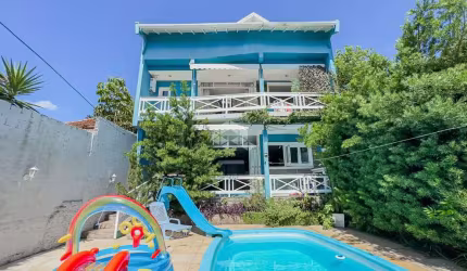 Casa de três pisos com piscina