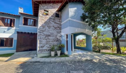 Casa em condomínio com 3 dormitórios, suite, 02 vagas.