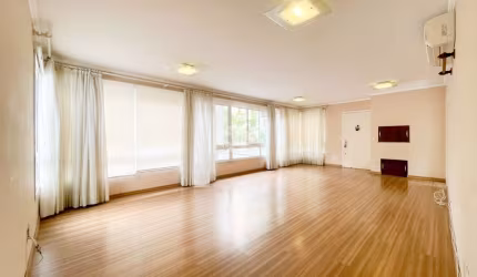 Amplo apartamento com espaçosa sala de estar equipada com churrasqueira, 3 dormitórios, sendo 1 suíte, no bairro  Moinhos de Vento em Porto Alegre