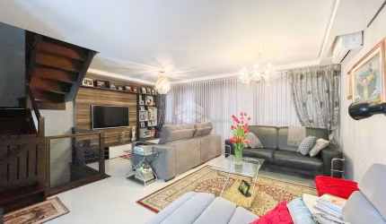 Casa com 3 dormitórios, sendo 2 suítes, uma delas com closet,  no bairro Pedra Redonda, Zona Sul de Porto Alegre