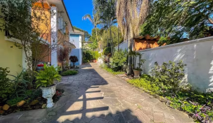 Casa em condomínio, 3 dormitórios, no bairro Tristeza, Porto Alegre.