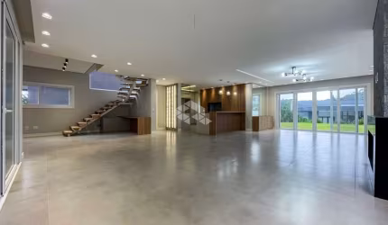 Casa Alphaville de 3 suítes, ampla área social, garagem e pátio!