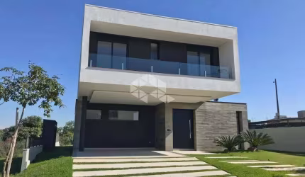 CASA COM 03 SUÍTES, ESPAÇO GOURMET, PÁTIO E PISCINA NO ALPHAVILLE
