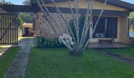 Casa térrea 03 dormitórios em terreno individual e piscina bairro Ipanema