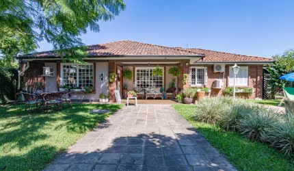 Casa 4 dormitórios situada na zona sul de Porto Alegre