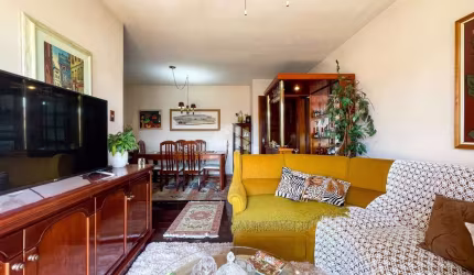 Apartamento de frente, com sacada, 3 dormitórios, sendo 1 suíte no bairro Menino Deus, em Porto Alegre