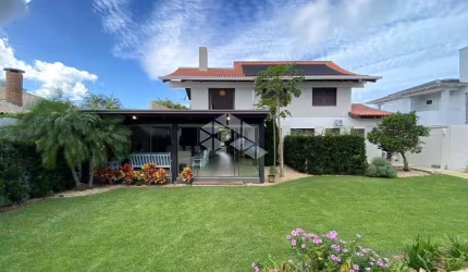 Casa em Xangri-Lá com 5 Suítes e Piscina, Próxima ao Mar