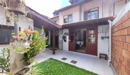 Excelente casa em condomínio fechado, na zona sul de Porto Alegre.