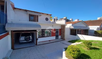 Casa com 242m² à venda por 880.000,00