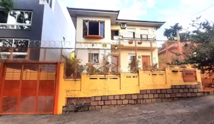 Casa em área total de 643,48 metros quadrados no bairro Menino Deus a venda, a metros do Mãe de Deus