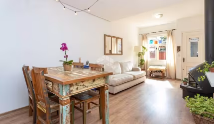 Excelente Casa Sobrado com 3 dormitórios, suíte, lavabo, lareira, pátio com churrasqueira e vaga de garagem no bairro Teresópolis
